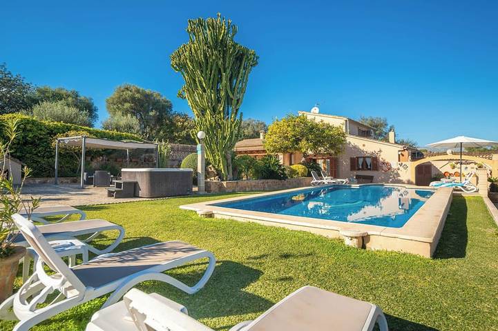 Finca mit Whirlpool für 7 Personen, mit Pool und Garten sowie Balkon und Whirlpool in Alcúdia