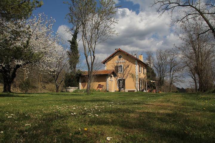 Gîte pour 4 personnes, avec jacuzzi ainsi que terrasse et jardin à Saint-Martin-de-Pallières