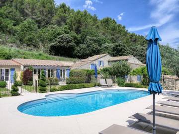 Cottage pour 2 personnes, avec vue ainsi que jardin et piscine à Crestet