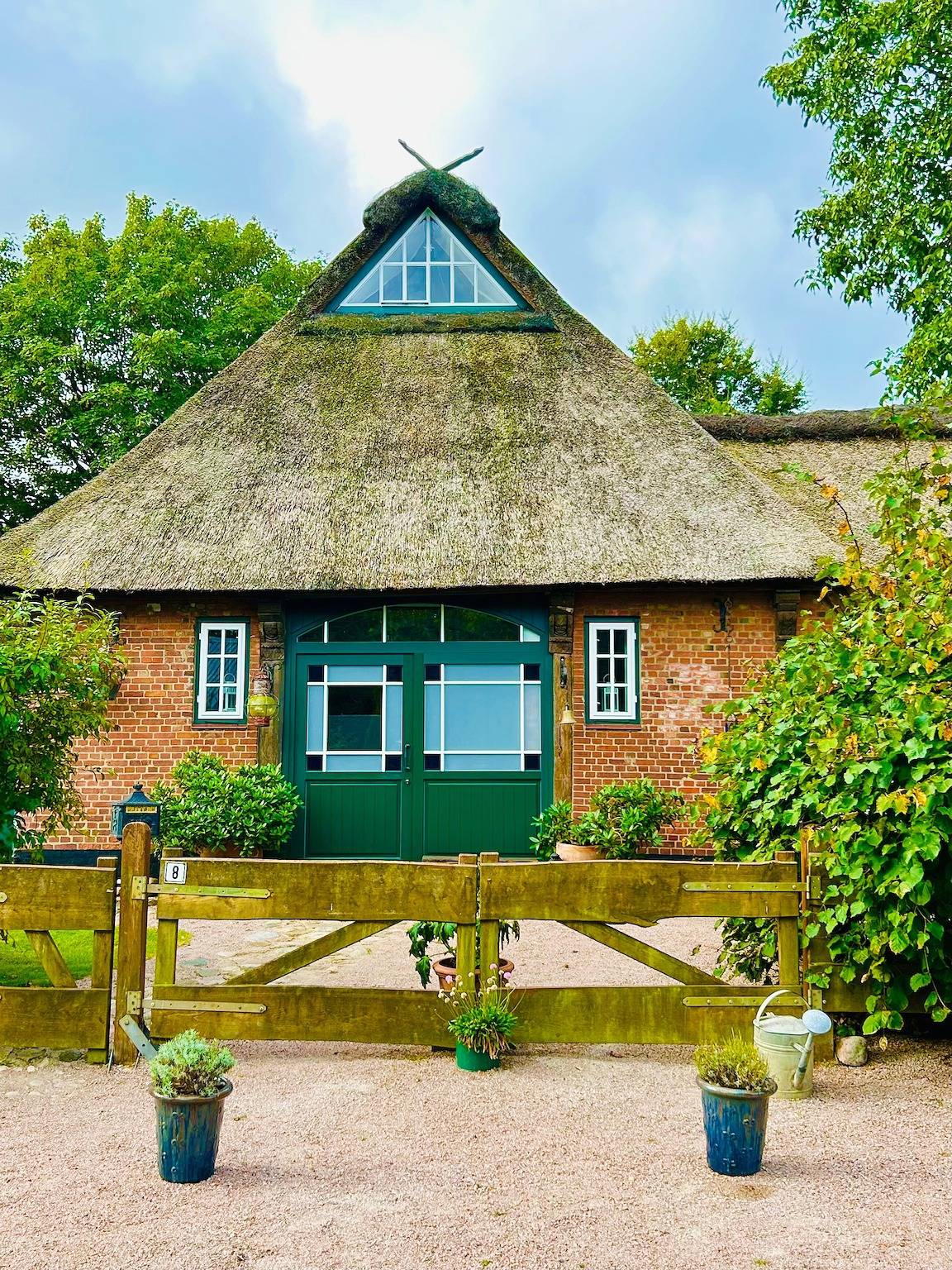 Cottage 'Reetdachhaus Bischoff' with Private Terrace, Private Garden and Wi-Fi in Kuden, Michaelisdonn and surroundings