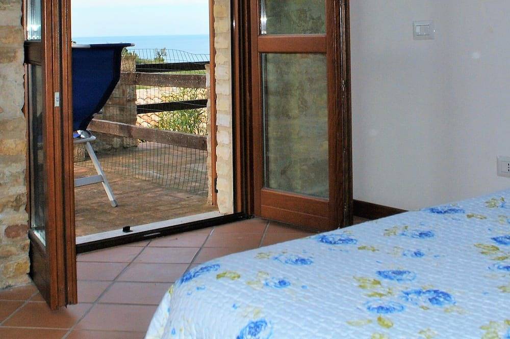 5 minutes from the sea, panoramic terrace. the pomegranate borgocasalcristiana in Torre di Palme, Province de Fermo