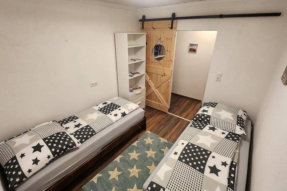 Ganze Wohnung, Große Familien-Ferienwohnung (100 m²) nahe Spo – Hunde willkommen 1000m2 Garten in Poppenbüll, Eiderstedt