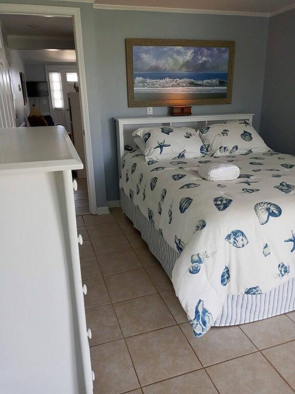 Ganze Wohnung, Just a 2 minute walk to the Atlantic Ocean!\n in Surf City, Topsail Island