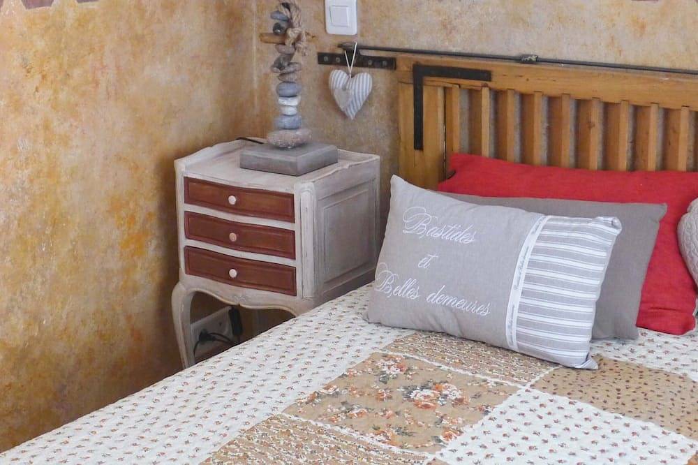 Ganze Wohnung, Künstlerhaus 3 Sterne 17. mit herrlichem Blick in Roussillon in Roussillon, Regionaler Naturpark Luberon