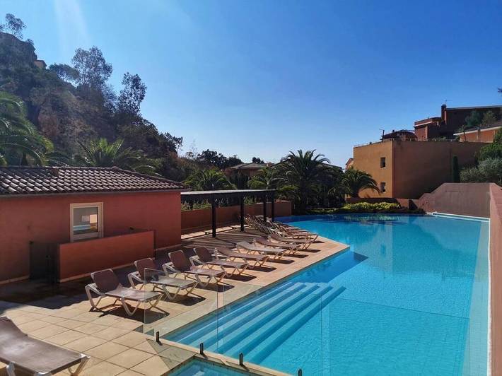 Gîte pour 4 personnes, avec piscine et terrasse dans Port de la Figueirette