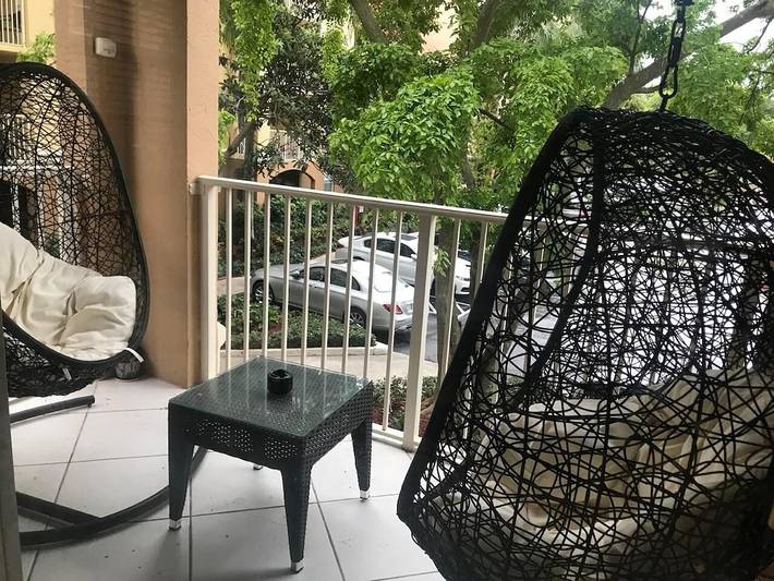 Vacation rental for 10 people, with hot tub and balcony as well as yard in Aventura FL