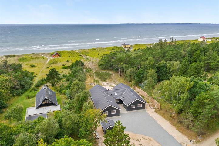 Ferieudlejning for 16 personer, med terrasse og sauna samt jacuzzi, husdyr tilladt på Langeland