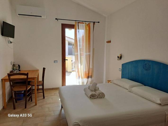 Chambre d’hôte pour 3 personnes, avec Balcon et Terrasse ainsi que Jardin et Vue à Cabras - 2