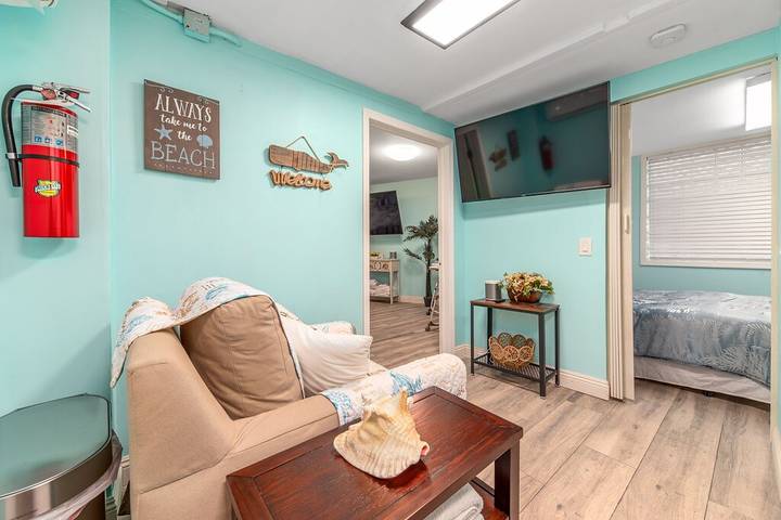 Vacation rental for 18 people, with yard and hot tub as well as pool in Hutchinson Island