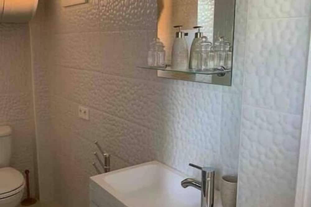 Two-room Cottage: La Tannière in Taradeau, Draguignan Region