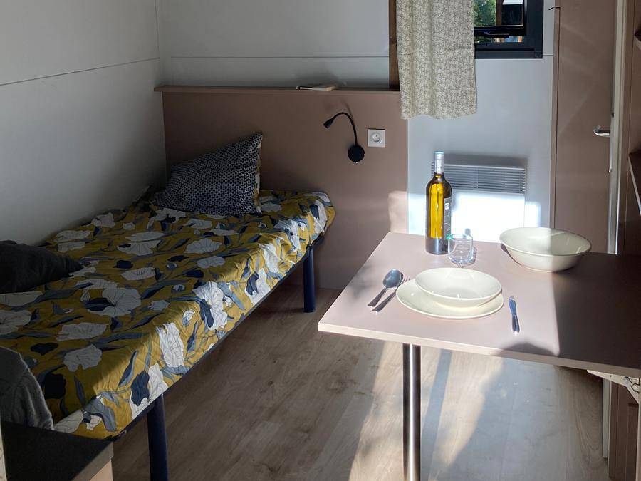 Flower Camping La Bexanelle - Chalet 1 personne - Standard 10m² - Douche et Wc commun + Terrasse couverte in Val-de-Sos, Parc naturel régional des Pyrénées ariégeoises