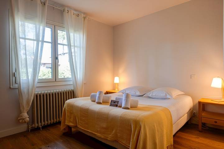 Location de vacances pour 8 personnes, avec jardin ainsi que terrasse et piscine dans Le Moulleau - 4
