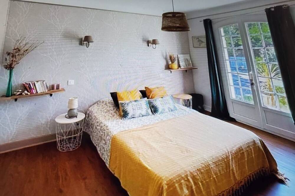 Large family villa near ocean and forest, heated pool, sleeps 14 in Messanges, Côte d’Argent