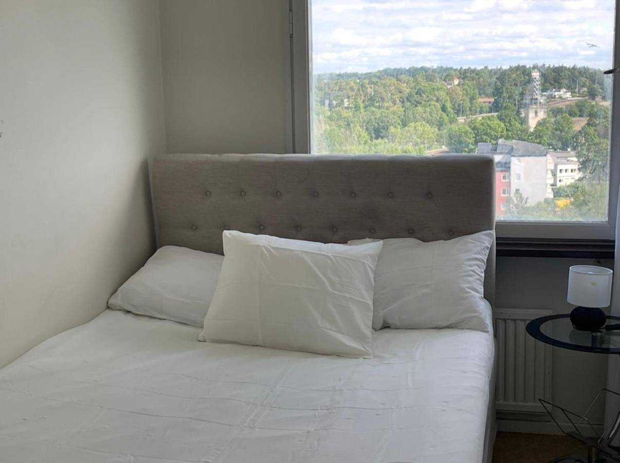 Appartement entier, Walk to Everything Bright High-Floor Apt & Balcony in Huddinge, Mer Baltique suédoise