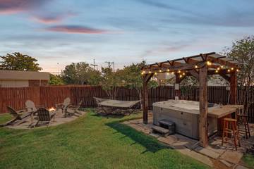 Vacation Rental for 12 Guests in Plano, Collin County, Picture 1