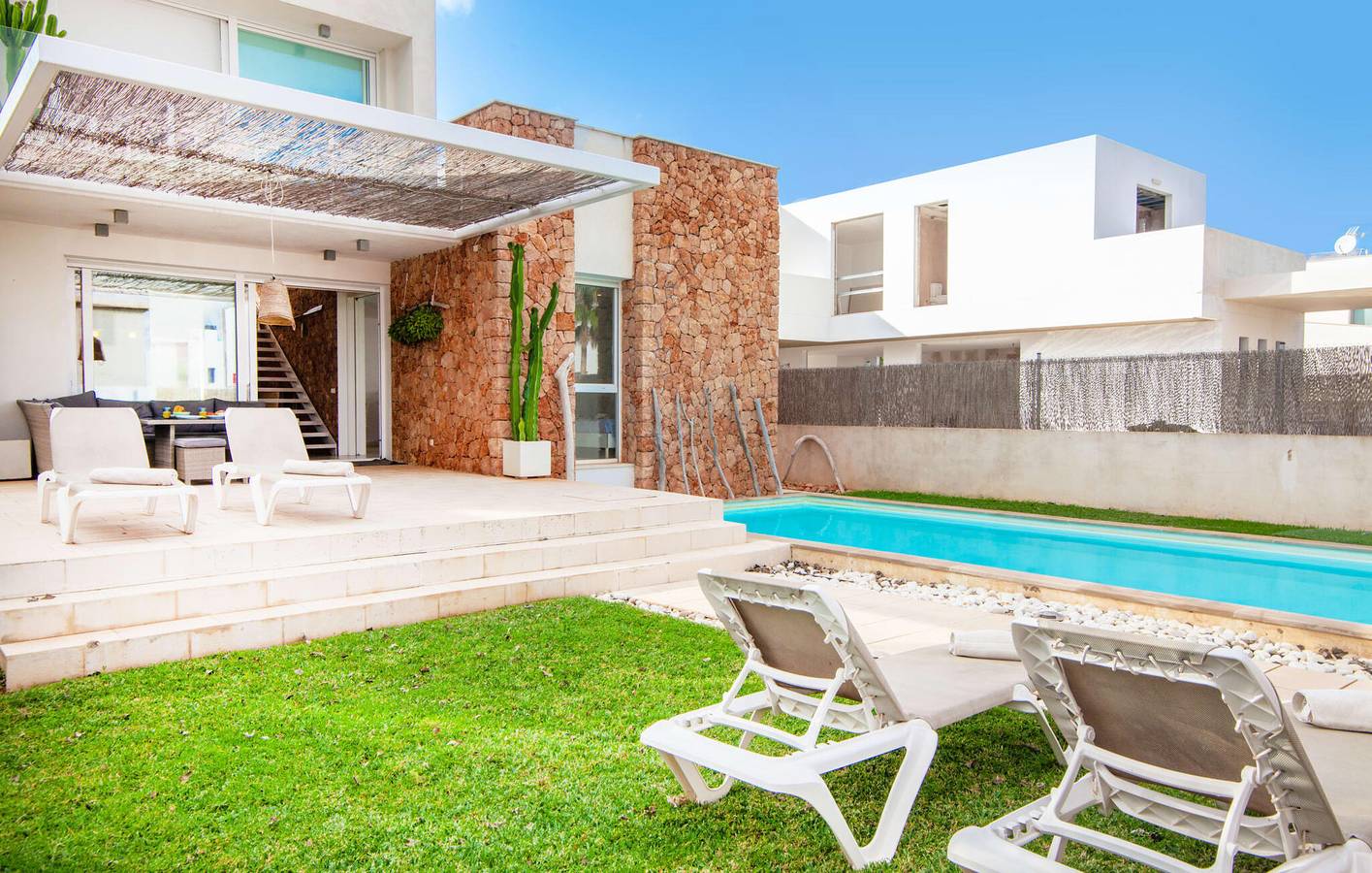 Gemütliches Strandapartment mit Pool und Grill, 1,5 km von Playa de Ses Covetes entfernt in Es Trenc, Campos