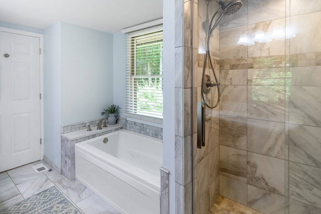 Ideal Wooded Gem W/ Large Deck, Gas Grill, Free Wifi, Firepit & Creek in Blue Ridge Parkway, Jackson County