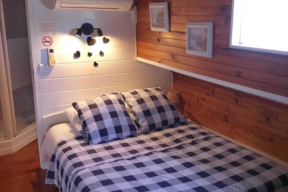 Comfortable Houseboat in Great Location -Aircon, Small Pool & Wi-fi Included in Bellegarde, Région de Nîmes