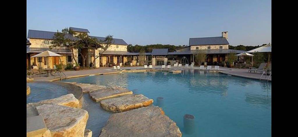 Vacation rental for 4 people, with terrace and pool as well as hot tub in Lake Travis