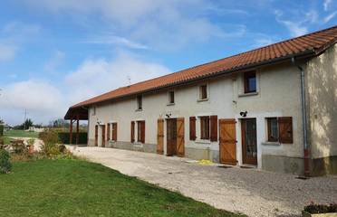 Location de vacances pour 7 personnes, avec vue et terrasse à Marlieux