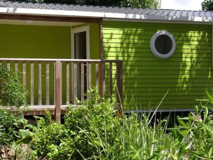Mobil home pour 4 personnes, avec terrasse et piscine à Mialet