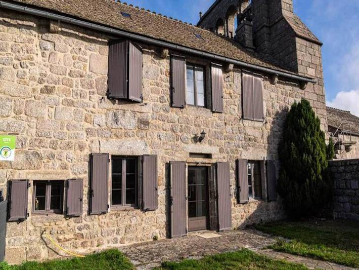 Gîte pour 7 personnes, avec jardin ainsi que terrasse et piscine, animaux acceptés à La Fage-Montivernoux