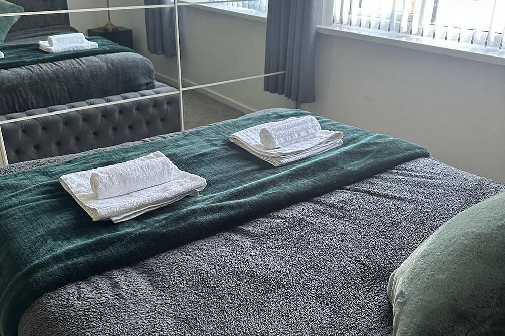 Entire apartment, The Coral Suite - 2 Bedroom Apartment with 5G Wi-Fi in Lakeside, Cardiff in Cardiff, Cardiff region