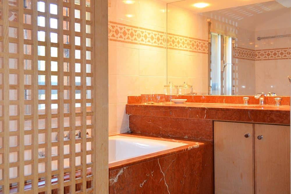 Ganze Wohnung, Ferienwohnung mit Pool, 300 m Strände Tahiti, Moorea, Ramatuelle, Saint-Tropez. in Ramatuelle, Draguignan Region