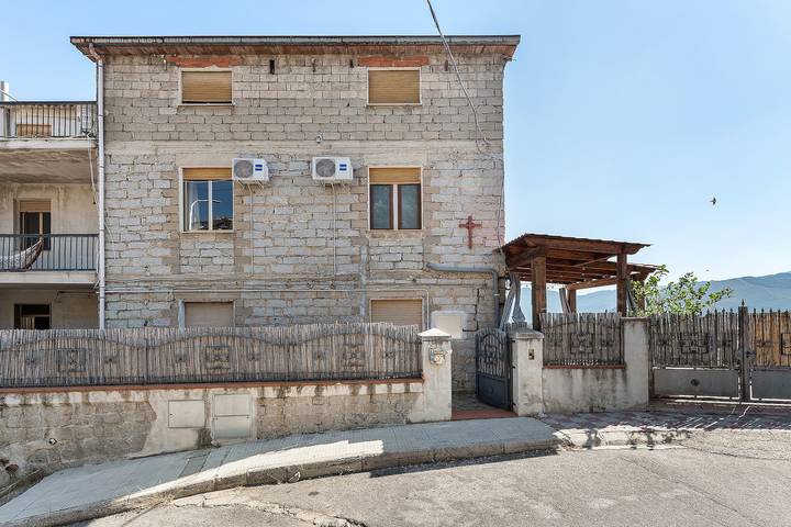 Appartement entier, Appartement '1' avec terrasse partagée, Wi-Fi et climatisation in Orgosolo, Barbagia