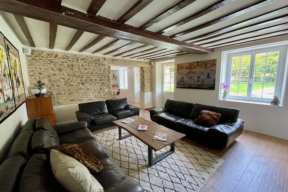 Longère en pierre rénovée dans un style chic et champêtre avec piscine et hammam in Cravent, Yvelines