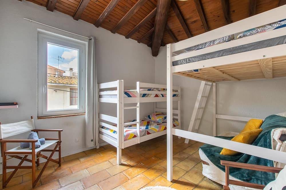 Spacieuse Maison, Calme, Proche mer in Saint-Laurent-d'Aigouze, Côte d'Améthyste