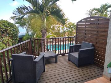 Gîte pour 2 personnes, avec jardin ainsi que vue et piscine aux Avirons