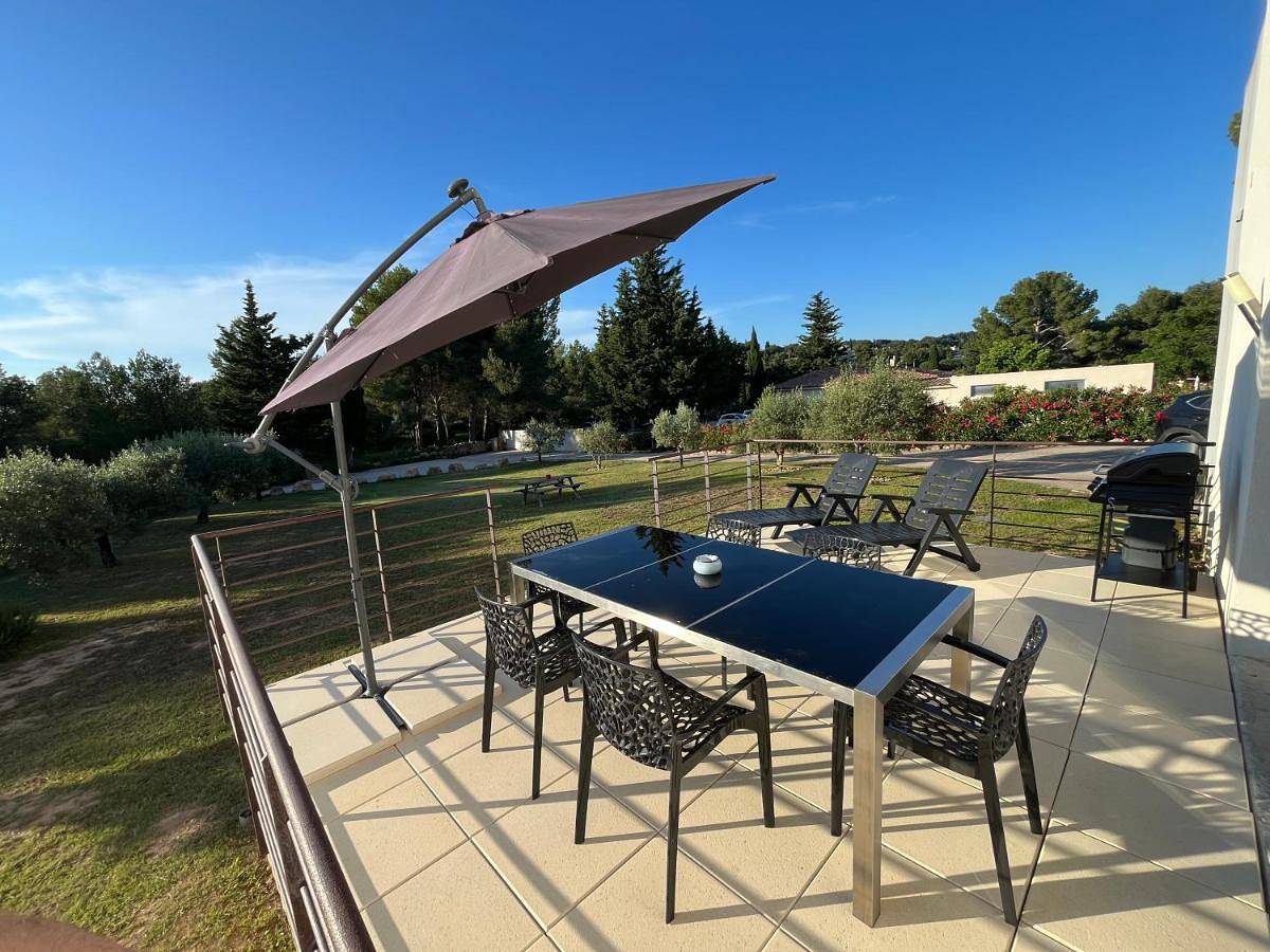 Appartement entier, Two-Bedroom Apartment in Saint-Mitre-les-Remparts, Côte méditerranéenne (France)