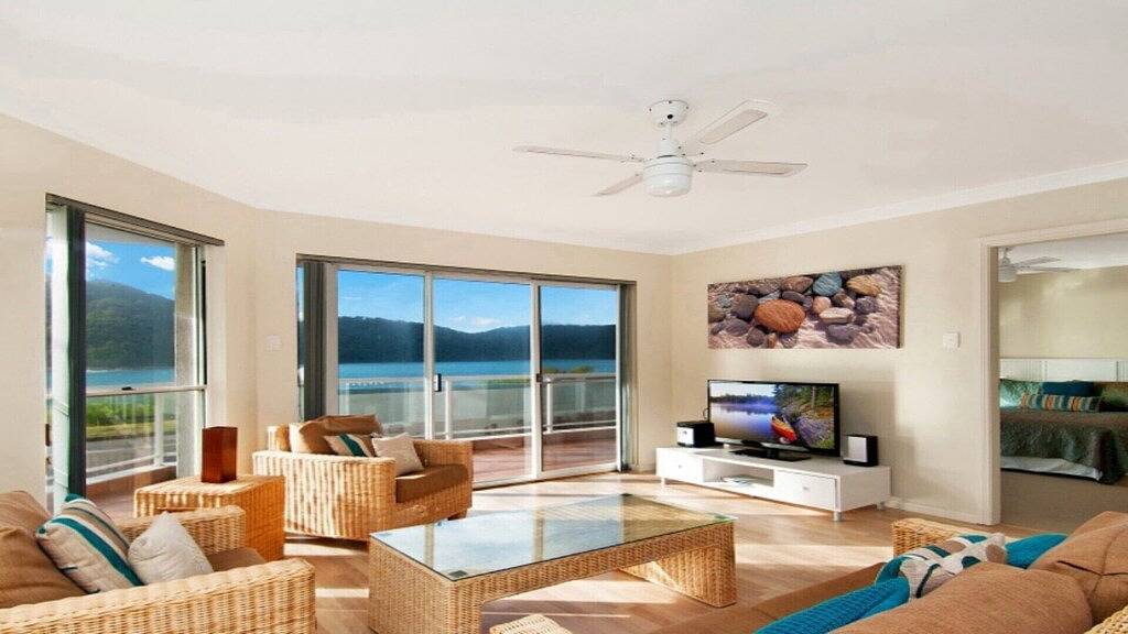 Durch Den Strand - Waterfront Ettalong Strand in Ettalong Beach, New South Wales