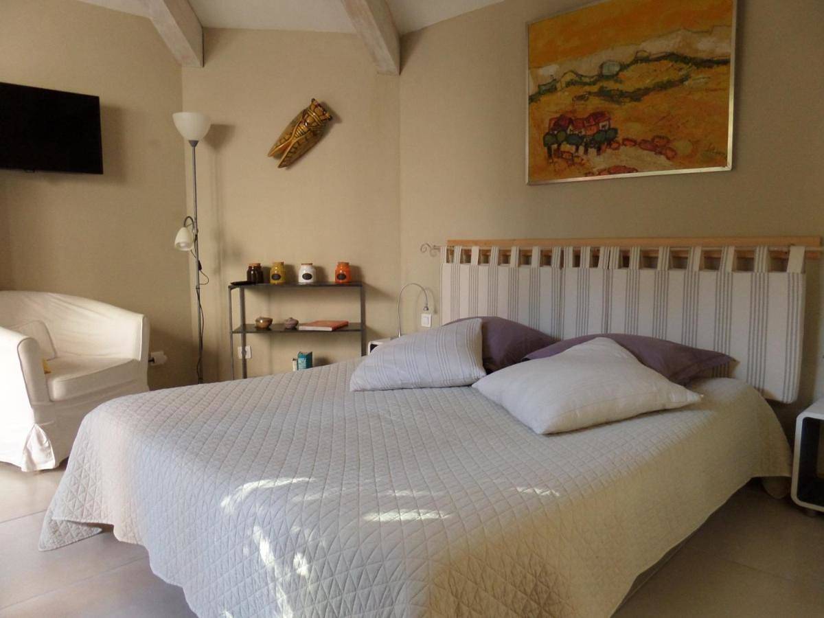 Appartement entier, Studio with Garden in Eyragues, Région d'Arles