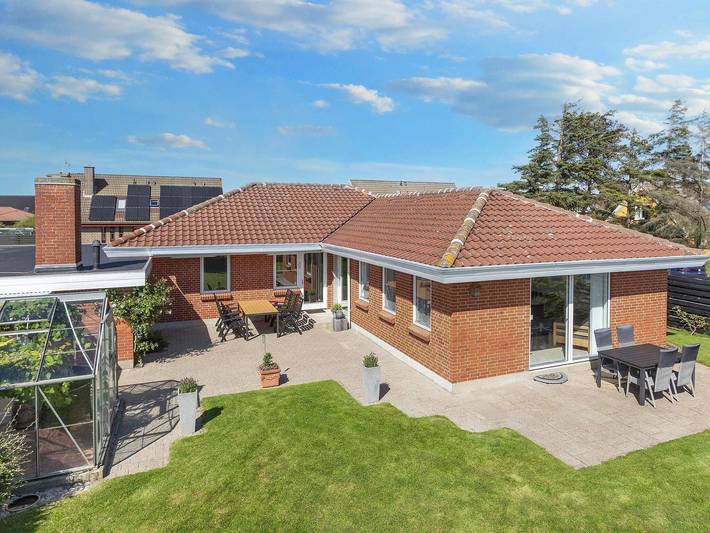 Ferieudlejning for 7 personer, med have og terrasse, børnevenlig i Blokhus