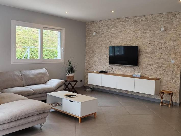 Location de vacances pour 6 personnes, avec terrasse et jardin à Peyrieu