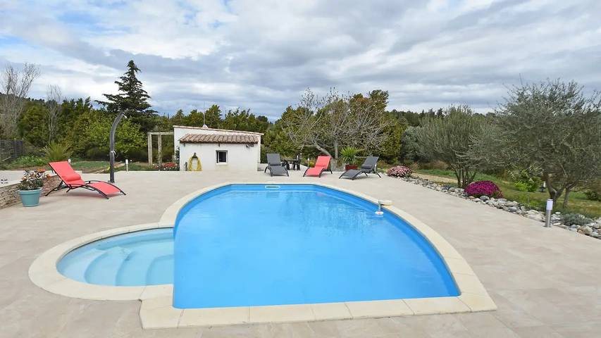 Villa pour 4 personnes, avec piscine et jardin, animaux acceptés