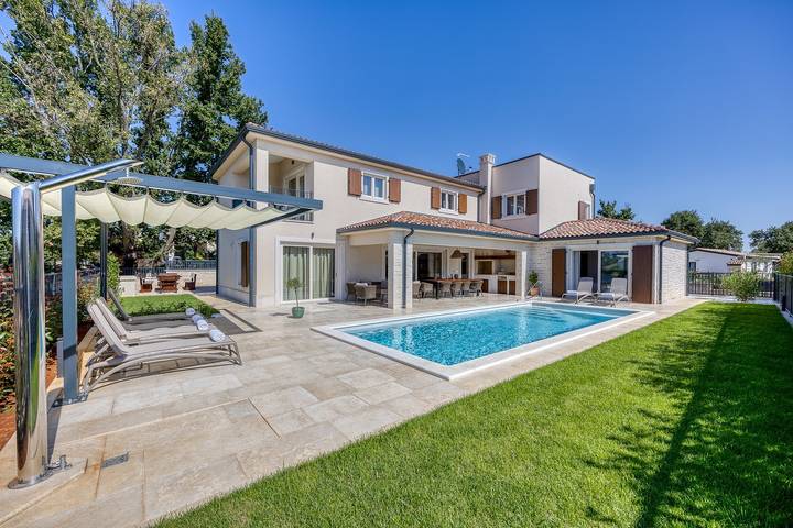 Ferienhaus für 8 Personen, mit Balkon/Terrasse und Garten sowie Pool und Sauna in Nova Vas