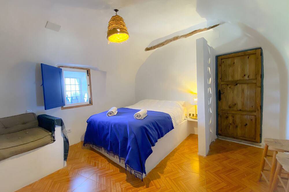 Large cave house for up to twelve guests in Benamaurel, Geoparque de Granada
