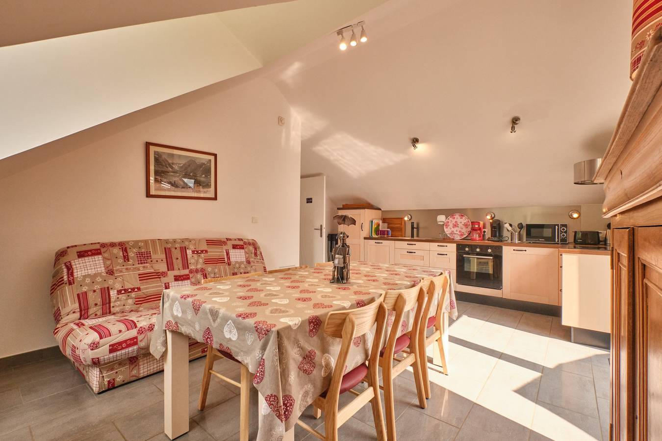 Appartement entier, Appartement "Solarlu" avec vue sur les montagnes, terrasse privée et Wi-Fi in Le Bourg-d'Oisans, Parc national des Écrins