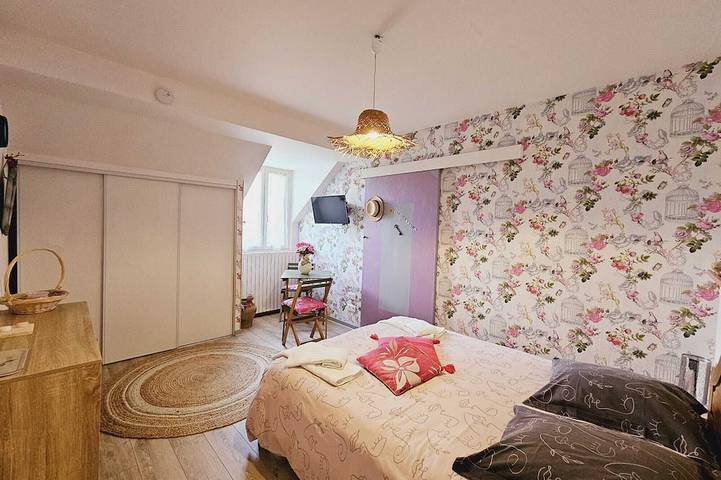 Apartamento entero, Rent this charming furnished studio near Rocamadour and Padirac in Gramat, Quercy
