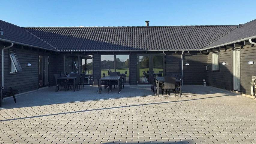 Ferienhaus für 25 Personen, mit Terrasse und Whirlpool sowie Sauna und Pool, mit Haustier in Råbylille Strand