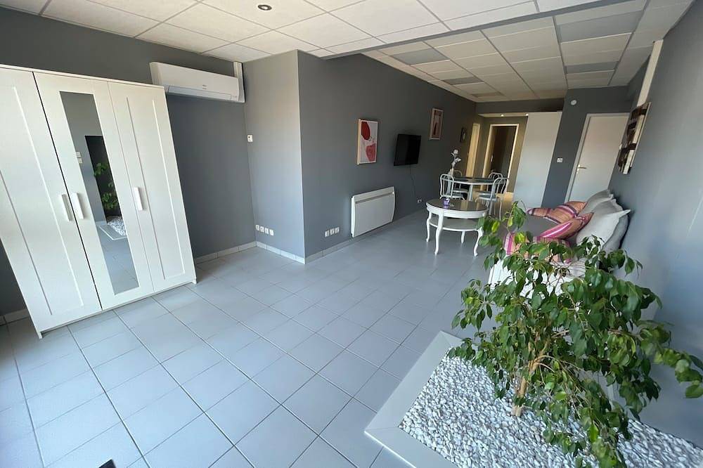 Appartement entier, Joli T2 avec parking privatif et climatisation in Saulny, Metz-Campagne