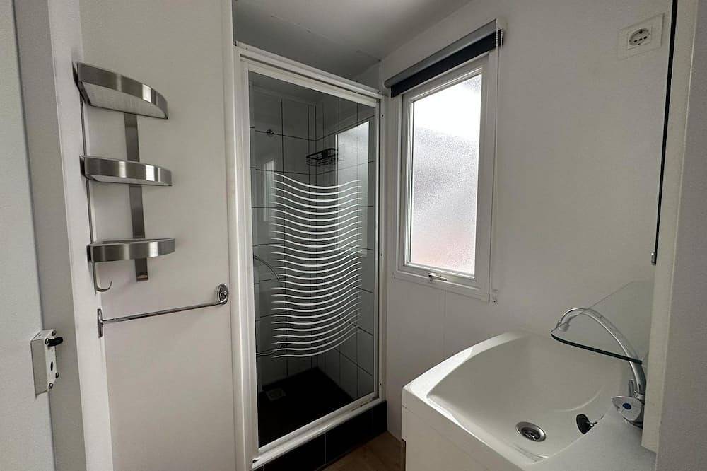 This great compact chalet has three bedrooms and a covered terrace. It has its own passage to the playground. The chalet is therefore ideal for a family with (small) children! in Noord-Holland - Nordseeküste