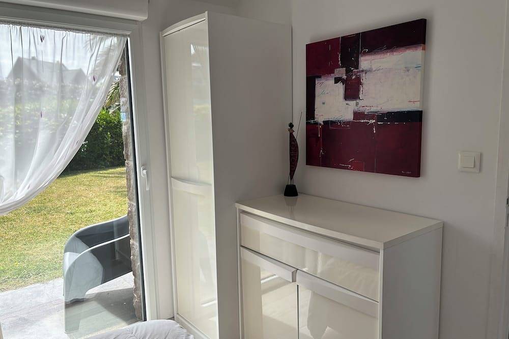 Waterfront house on Gr34, beaches, shops on site Tregastel pink granite in Coz Pors, Trégastel