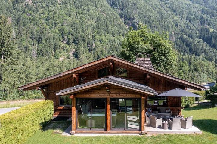 Gîte pour 10 personnes, avec Balcon et Jacuzzi ainsi que Jardin et Sauna dans Parc de Merlet