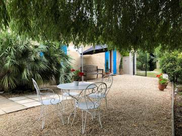 Location de vacances pour 9 personnes, avec jardin ainsi que vue et piscine à Saint-Privat-des-Prés