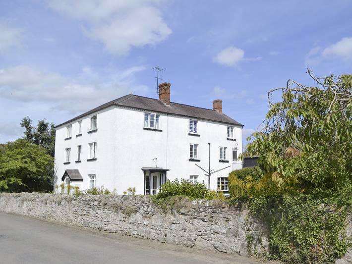 Log cabin for 18 people, with garden in Shropshire