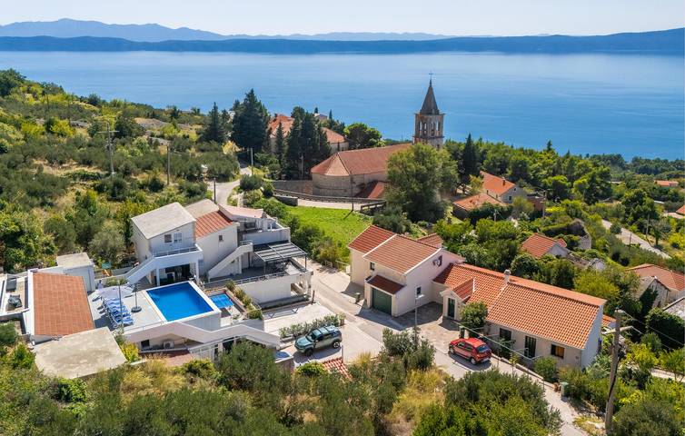 Acogedor apartamento de 1 dormitorio con piscina y terraza, a 2,5 km de la playa in Podgora, Rivera de Makarska